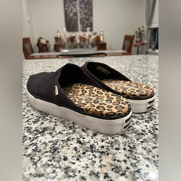 EUC TOMS, Canvas Mule Slip On, Women’s Size 7, Leopard Print Insoles - Picture 2 of 6